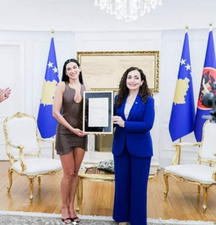 <p>Kosova Cumhurbaşkanı Vjosa Osmani, bu tarihi anı sosyal medya hesabından yaptığı paylaşımla duyurdu ve Dua Lipa'nın Kosova vatandaşı olduğu anları paylaştı.</p>