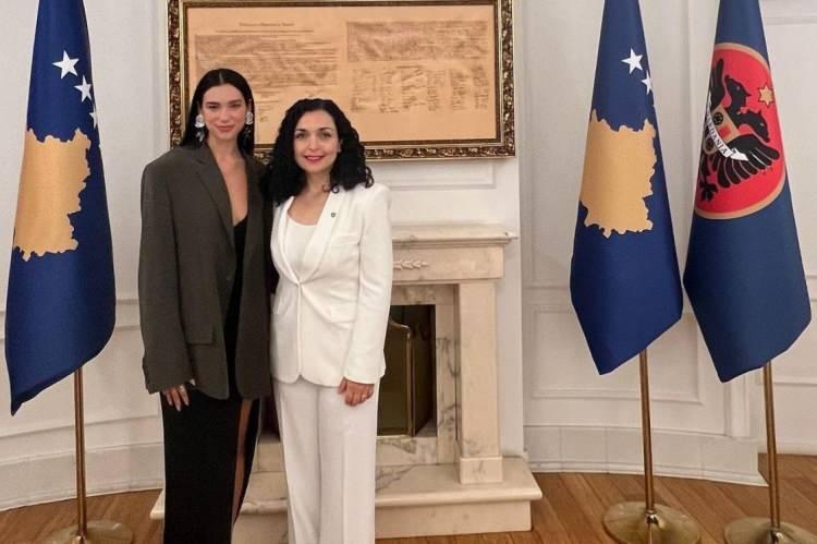 <p>"Bugün, Cumhurbaşkanlığı kararnamesiyle, ülkemizin tarihindeki en önemli kültür figürlerinden biri olan Dua Lipa'ya Kosova Cumhuriyeti vatandaşlığını verme onuruna eriştim. Dua ve Kosova her zaman birbirinden ayrılmazdı. Dünyanın en büyük sahnelerinden milyonlarca insanın kalbine kadar, hikayemizi güç, gurur ve zarafetle taşıdı. Sınırları zorladı, tarih yazdı ve dünyaya büyüklüğün kim olduğunuzu ve nereden geldiğinizi bilmekle başladığını hatırlattı. Dua'nın Kosova için yaptığı ve yapmaya devam ettiği her şey için minnettarlığımız sonsuzdur."</p>