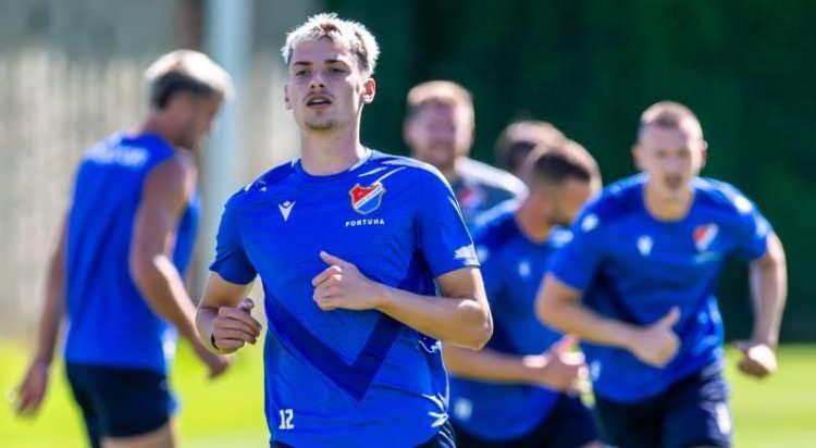 <p>Trabzon'da rota Slovak orta saha Tomas Rigo'ya çevrildi.<br />
<br />
Bordo-mavililer, 23 yaşındaki futbolcuyu kadrosuna katmak için çalışmalarını sürdürüyor.<br />
<br />
(SÖZCÜ)</p>