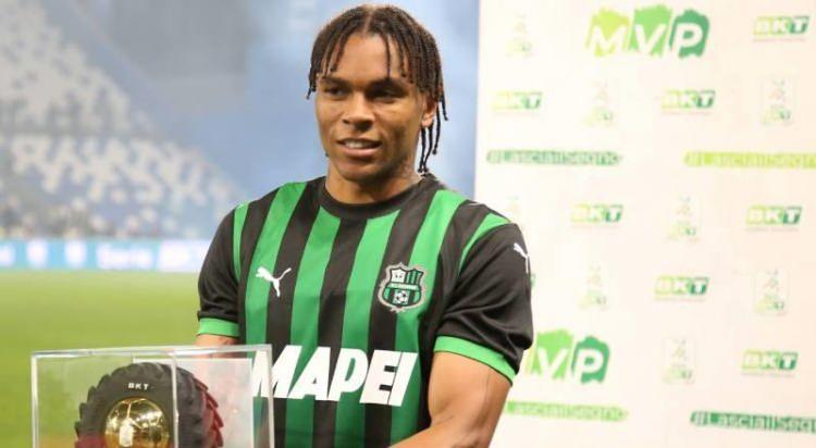 <p>Fenerbahçe'nin sol kanat gündeminde Sassuolo forması giyen Lauriente, Nottingham Forest'tan Hudson-Odoi ve Salzburg'dan Dorgeles Nene var.<br />
<br />
(TAKVİM)</p>
