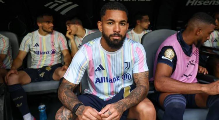 <p>Fenerbahçe, West Ham, N. Forest ve Everton'un da sıkı takibinde olan Douglas Luiz'i kadrosuna katmak için girişimde bulundu. </p>
<p><br />
(AKŞAM)</p>