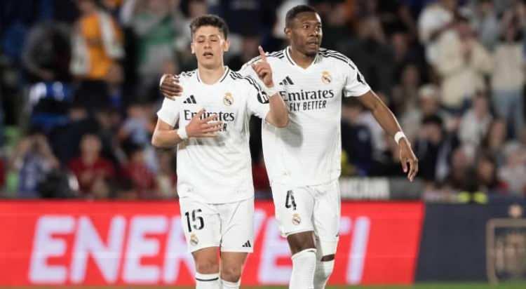 <p>İspanyol medyası Fenerbahçe'nin David Alaba ile ilgilendiğini ve transfer edilmesi halinde Jose Mourinho'nun mutlu olacağını yazdı.<br />
<br />
(FOTOMAÇ)</p>
