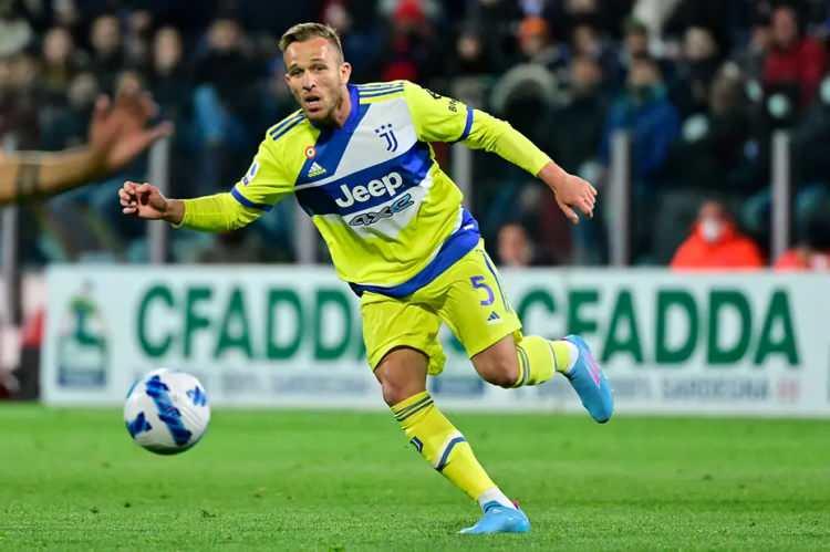 <p>Trabzonspor'da orta saha transferi için listeye Juventus'tan Arthur Melo eklendi.<br />
<br />
Bordo-mavililer zorunlu satın alma opsiyonuyla kiralama teklifinde bulundu ve Brezilyalı orta sahadan yıllık ücretinde indirim talep edildi.<br />
<br />
(FANATİK)</p>
