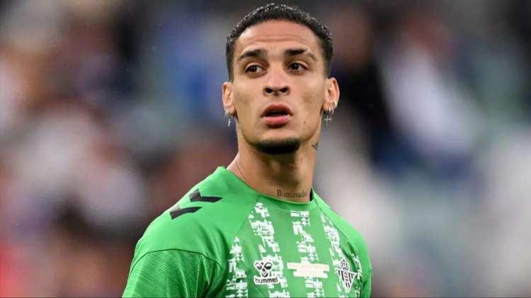 <p>Geçen sezonu İspanyol ekibi Real Betis'te kiralık olarak tamamlayan Antony Suudi ekiplerinden gelen dev teklifleri reddetti.<br />
<br />
​24 yaşındaki futbolcu kariyerine Real Betis'te devam etmek istiyor.</p>
