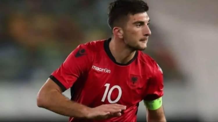 <p>Süper Lig ekiplerinden Kayserispor, bir yandan transfer tahtasını açmaya çabalarken diğer taraftan kadroyu güçlendirmek adına görüşmelerini sürdürüyor.<br />
<br />
Sarı-kırmızılılar, Arnavut forvet Tuci ile ön anlaşma yaptı.</p>
