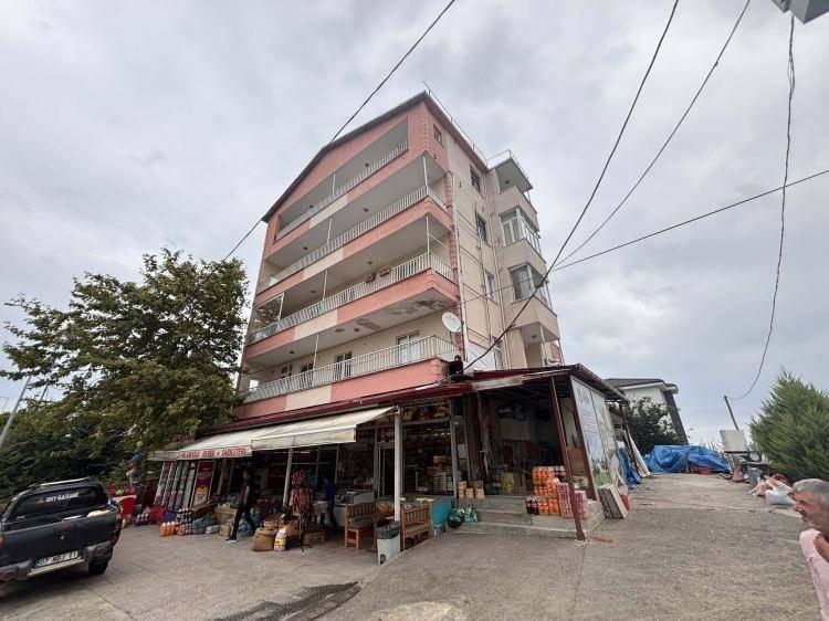 <p>Şüpheli, motosikletle kaçtığı Sinop’ta kent merkezine yakın ağaçlık arazide kurduğu kamp çadırında yatarken, özel harekat polislerinin de katıldığı operasyonla yakalandı.</p>
<p> </p>