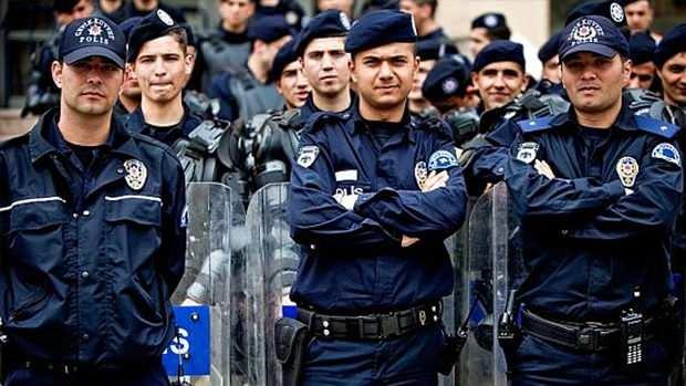 <p>Emniyet Genel Müdürlüğü Polis Akademisi Başkanlığı, 2025-2026 eğitim döneminde Polis Meslek Yüksekokullarına (PMYO) 2 bin erkek ve 500 kadın olacak şekilde toplamda 2 bin 500 öğrenci alacak. İşte başvuru tarihi ve şartları...</p>

<p> </p>
