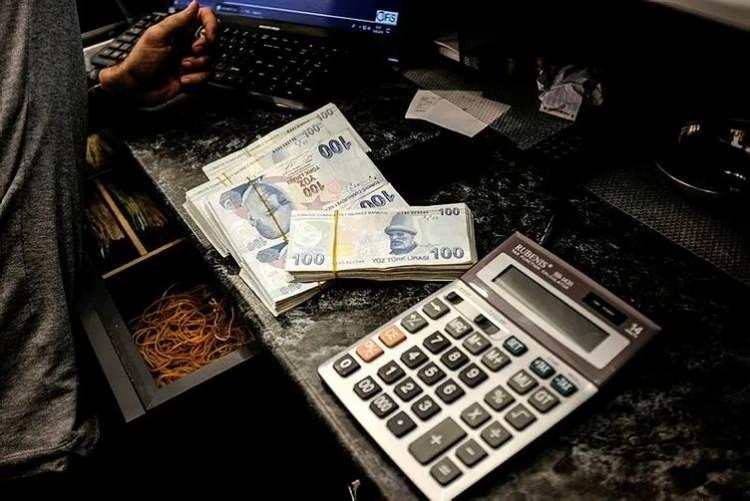 <p>Milyonlarca memur ve memur emeklisinin gözü Ankara'daki toplu sözleşme görüşmelerinde olacak. 1 ay sürecek toplantılarda 4 ayrı zam oranı ve sosyal haklar kesinleşecek. Peki kim ne istedi, zamlar ne olacak?</p>