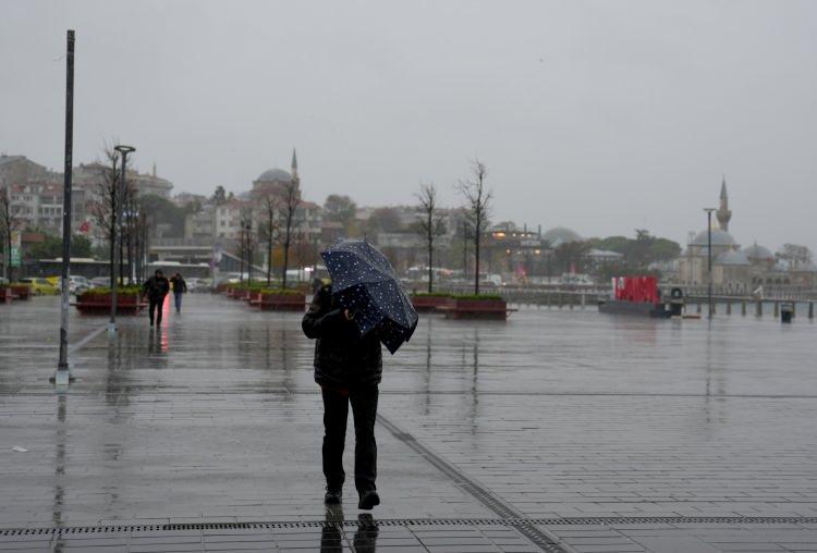 <p><span style="color:#B22222">PROF. DR. ORHAN ŞEN: PERŞEMBE GÜNÜ KUVVETLİ OLABİLİR</span></p>

<p><strong>CNN TÜRK Meteoroloji Danışmanı Prof. Dr. Orhan Şen de önümüzdeki hafta etkili olacak olan hava durumuna ilişkin değerlendirmelerde bulundu. Perşembe günü İstanbul'daki yağışın kuvvetli olabileceğinin altını çizen Şen, konuşmasında şu ifadelere yer verdi:</strong></p>

<p>O eski sıcaklar yani sıcak hava dalgaları kalmadı. Normale döndük. Hava olarak normale döndük. Yani İstanbul'da sıcaklık 30 derece. Önümüzdeki 2-3 gün içerisinde ancak 31 derecelere çıkacak. Yani bu da İstanbul'un Temmuz-Ağustos ortalamasıdır. Uzun yıllar ortalamasıdır. Dolayısıyla normaldeyiz. Rüzgar biraz fazlaydı geçtiğimiz günlerde ama rüzgar da artık normale döndü. Dolayısıyla İstanbul için çok uygun bir hava var. Anadolu'ya baktığımız zaman Anadolu'da sıcaklıklar normale dönmüş vaziyette. Yani ortalamalarda gözüküyor sıcaklıklar. Bir tek Doğu Anadolu ve İç Anadolu'da bir tık ortalamanın üzerinde. Ama diğer yerlerde ortalamada sıcaklıklar. Ama senin de dediğin gibi bir yağışlı sisteme Türkiye girdi. Ama yağışlı sistem derken tabii ki böyle çok şakır şakır yağacak bir yağmur da yok. Bölgesel, yerel yağışlar meydana geliyor. Bu yerel yağışlar da her tarafta olmuyor. Genellikle İç Anadolu bölgesinde.</p>
