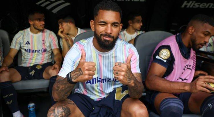 <p>Orta saha arayan Fenerbahçe, Juventus'un 26'lık Brezilyalı yıldızı Douglas Luiz için temaslara başladı.<br />
<br />
(AKŞAM)</p>