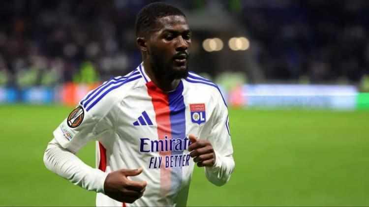 <p>Premier Lig takımı Everton'ın da radarında olan Lyon forması giyen Ainsley Maitland-Niles ile ilgileniyor<br />
<br />
(SKY SPORTS)</p>
