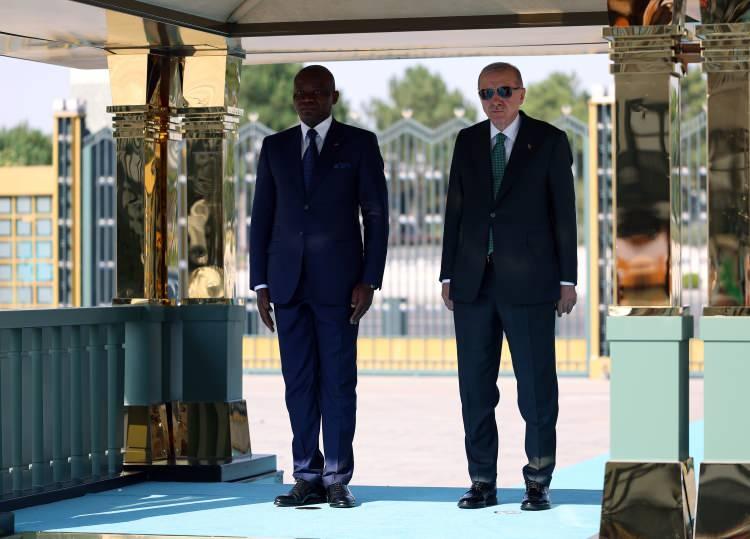 <p><span style="color:rgb(0, 0, 0)">Daha sonra Cumhurbaşkanı Erdoğan ve Nguema, birbirlerine heyetlerini takdim etti. Cumhurbaşkanı Erdoğan ve Nguema, merdivenlerde Türkiye ve Gabon bayrakları önünde tokalaşarak basın mensuplarına poz verdi.</span></p>