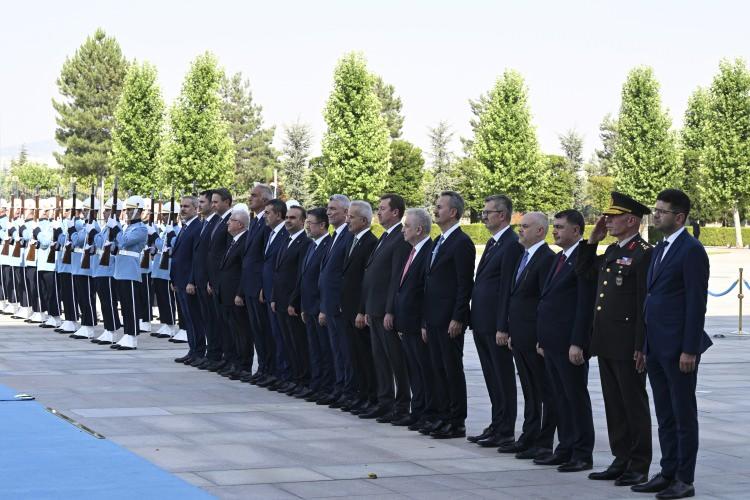 <p><span style="color:rgb(0, 0, 0)">Cumhurbaşkanı Erdoğan, Tokayev'i külliyenin ana giriş kapısında karşıladı. Erdoğan ve Tokayev'in tören alanındaki yerlerini almasının ardından, bando iki ülke milli marşlarını çaldı. Törende, tarihte kurulan 16 Türk devletini temsil eden bayraklar ve askerlere de yer verildi, 21 pare top atışı yapıldı.</span></p>
