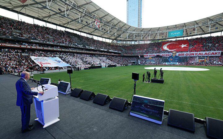 <p>Erdoğan'ın konuşmasından önce tribünlerde açılan dev koreografi dikkat çekti. Pankartta, Mescid-i Aksa ve Ayasofya görselleri ile Cumhurbaşkanı Erdoğan'ın portresi yer aldı.</p>