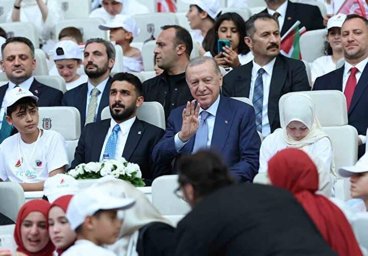 <p>Stadyumu dolduran binlerce genç, ellerinde Türk bayraklarıyla Cumhurbaşkanı Erdoğan'a sevgi gösterisinde bulundu.</p>