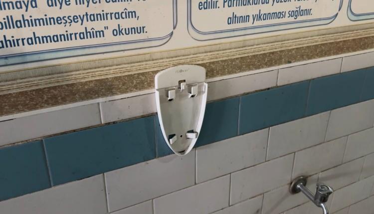 <p>Sabah camiye gelen cemaat, sabunlukların yerinde olmadığını fark edince durumu cami görevlilerine bildirdi. Cemaat yaşanan hırsızlık olayına tepki gösterirken, cami çevresindeki güvenlik kameralarının incelenmesi için polis ekipleri çalışma başlattı.</p>

<p> </p>
