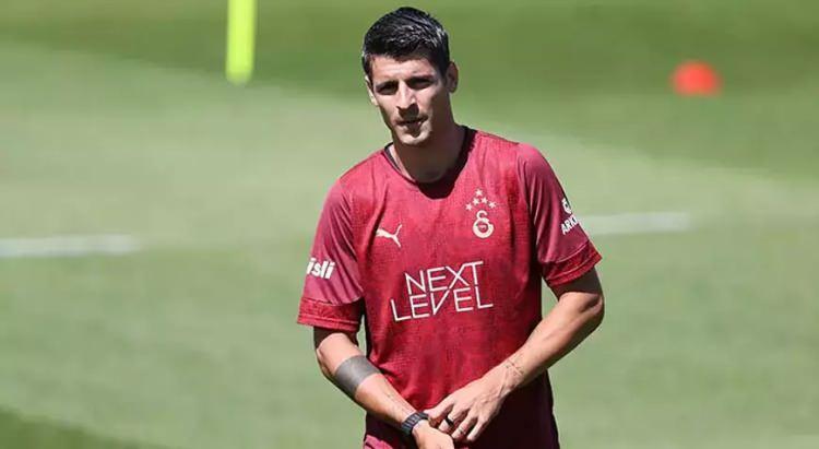 <p>Galatasaray'ın Morata'yı da takımdan şu an için göndermek gibi bir düşüncesinin olmadığı fakat oyuncunun ayrılığı çok istediği biliniyor.</p>
