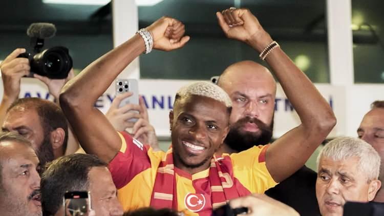 <p>Galatasaray, Osimhen için Napoli'ye 75 milyon euro bonservis bedeli ödeyecek ve sonraki satış kârından %10 pay verecek.<br />
<br />
Ödemenin ise 40 milyon euro peşin ve kalan 35 milyon euronun da 2026 yılına kadar iki taksit halinde yapılacağı aktarılmıştı.</p>
