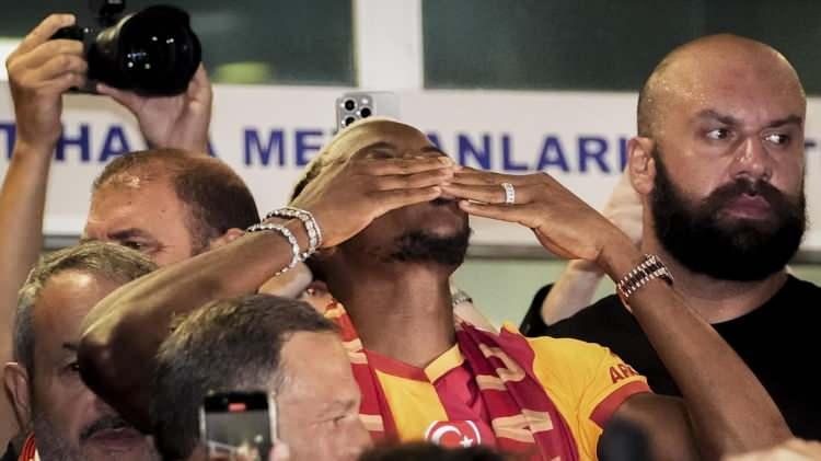 <p>Osımhen, 15 gün önce transfer edilen Beşiktaşlı Orkun Kökçü'yü geçerek bu anlamda tahtın yeni sahibi oldu.</p>
