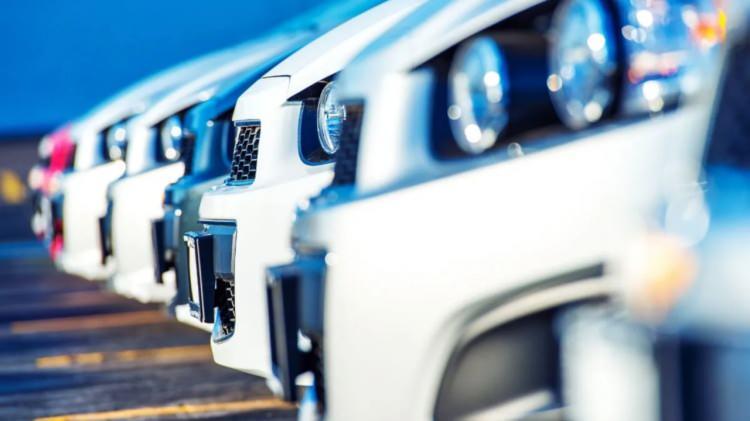 <p>Kanunla binek otomobillerin ÖTV'sine ilişkin olarak Cumhurbaşkanına, motor silindir hacmi, menzil ve batarya kapasitesi itibarıyla farklı oranlar belirleme hususunda ilave yetkiler verildi. </p>
<p> </p>
