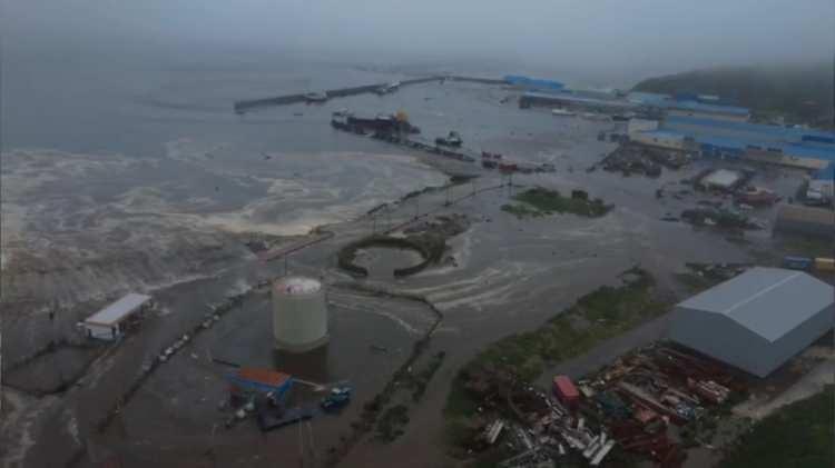 <p> 8.8 büyüklüğündeki deprem, gezegende şimdiye kadar kaydedilen en büyük on deprem arasında yer alıyor.</p>
<p>Bunun ardından ABD'den Japonya'ya birçok ülke tsunami alarmı verdi. </p>
