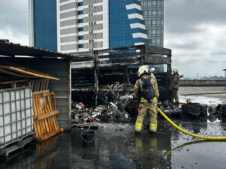 <p>İstanbul'un Bayrampaşa ilçesinde 12.00 sıralarında hurda yüklü kamyonette bilinmeyen bir nedenle yangın çıktı.</p>
<p>Kamyonetten alevler yükseldiğini görenler, durumu itfaiye ekiplerine haber verdi.</p>
<p>Bu esnada kamyonetten yükselen alevler, park halindeki Tesla marka otomobile sıçradı.</p>