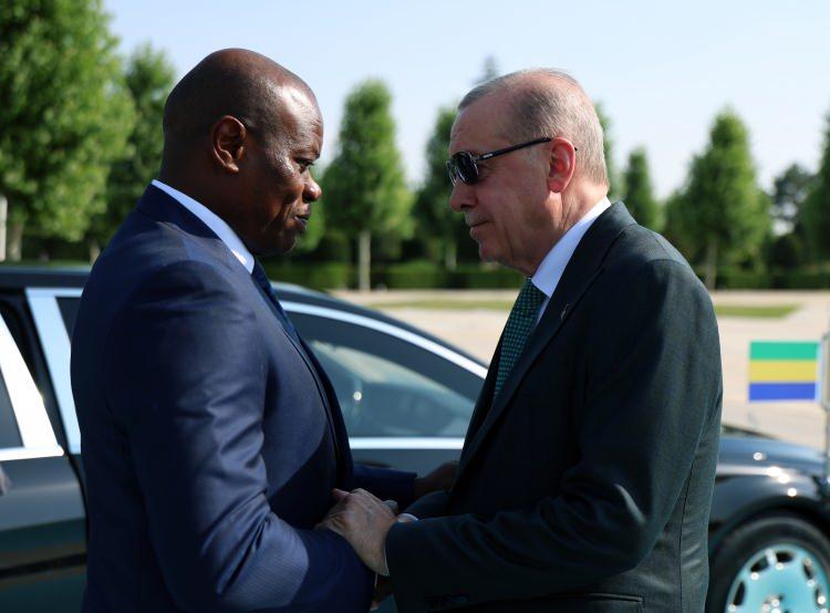 <p><span style="color:rgb(0, 0, 0)">Cumhurbaşkanı Erdoğan, Gabon Cumhurbaşkanı Nguema'yı, Cumhurbaşkanlığı Külliyesi'nde resmi törenle karşıladı.</span></p>
