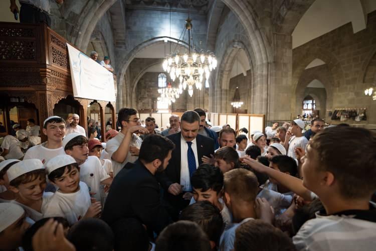 <p>Vali Çiftçi, "6 bin çocuğumuzla bir arada bulunmak, onların geleceğine yönelik olarak TÜGVA ve öğretmenlerimiz tarafından geleceğe hazırlandığını görmek, bizleri memnun ediyor." ifadelerini kullandı.</p>
