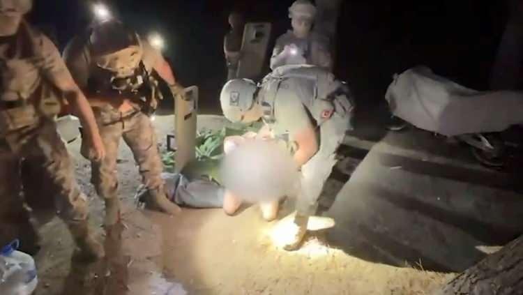 <p>Somun'un, kaçtığı Sinop'ta, ormanda kurduğu çadırda operasyonla yakalandığı anlar, polis kamerasına yansıdı.</p>

<p> </p>
