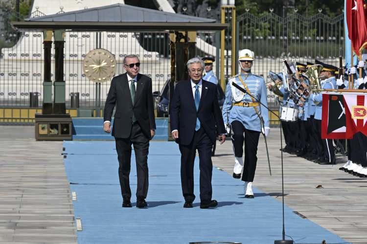 <p><span style="color:rgb(0, 0, 0)">Törende, Dışişleri Bakanı Hakan Fidan, Çevre, Şehircilik ve İklim Değişikliği Bakanı Murat Kurum, Enerji ve Tabii Kaynaklar Bakanı Alparslan Bayraktar, Kültür ve Turizm Bakanı Mehmet Nuri Ersoy, Milli Eğitim Bakanı Yusuf Tekin, Milli Savunma Bakanı Yaşar Güler, Sanayi ve Teknoloji Bakanı Mehmet Fatih Kacır, Tarım ve Orman Bakanı İbrahim Yumaklı, Ticaret Bakanı Ömer Bolat, Ulaştırma ve Altyapı Bakanı Abdulkadir Uraloğlu, Cumhurbaşkanlığı İletişim Başkanı Burhanettin Duran, Cumhurbaşkanlığı Özel Kalem Müdürü Hasan Doğan, Cumhurbaşkanlığı Genel Sekreteri Hakkı Susmaz, Cumhurbaşkanlığı Savunma Sanayii Başkanı Haluk Görgün, Cumhurbaşkanı Dış Politika ve Güvenlik Başdanışmanı Akif Çağatay Kılıç, Cumhurbaşkanlığı Finans Ofisi Başkanı Burak Dağlıoğlu ile Ankara Valisi Vasip Şahin de yer aldı.</span></p>
