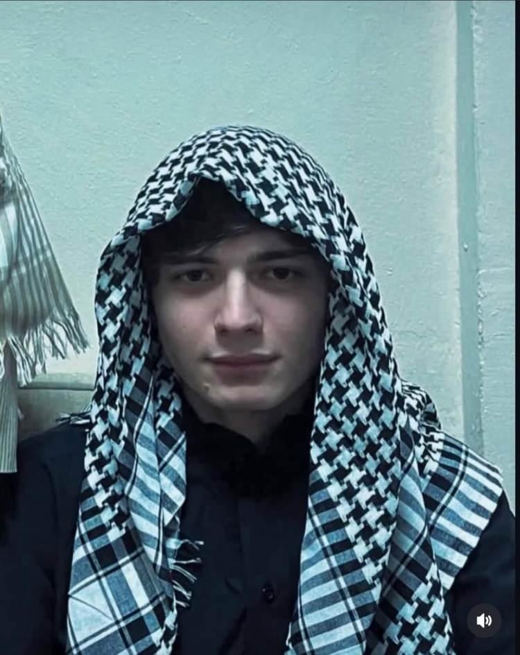 <p>Notun devamında ise <strong>Kur’an-ı Kerim’in Bakara Suresinin 153.</strong> ayetinin Arapça harflerle yazıldığı tespit edildi.</p>

