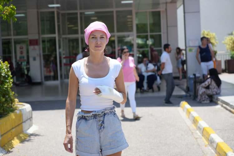 <p><span style="color:#A52A2A"><strong>"BÖYLE İNSANLARIN DIŞARIDA DOLAŞMAMASI GEREKİYOR"</strong></span></p>

<p>Iryna Melnychuk D., saldırının ardından yaşadığı farkındalığı ise şu sözlerle dile getirdi:</p>

<p> </p>

<p><strong>"Maalesef böyle bir hata yaptım. Şimdi anlıyorum ki bir insanla nerede tanıştığınızın önemi yok, çok dikkatli olunması gerekiyor. Otelde tanımış olabilirsin, bir bankada çalışıyor olabilir ama bu onun sağlıklı biri olduğu anlamına gelmiyor. Eskiden birinin belli bir yerde çalışıyor olması bana güven verirdi ama öyle değilmiş. O yüzden burada yaşayan tüm kadınlara sesleniyorum: Dikkatli olun. Başınıza böyle bir şey gelirse ve hayatta kalabilirseniz, nerede paylaşabiliyorsanız paylaşın. Çünkü böyle insanların dışarıda dolaşmaması gerekiyor. İnsan içinde bulunmamaları gerekiyor. Bunlar insan bile değil. Korkmamak lazım. Kötü niyetli insanların aramızda dolaşmasına izin vermemeliyiz."</strong></p>
