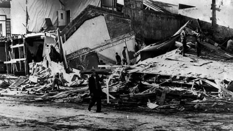 <p>1. VALDİVİA,ŞİLİ-22 MAYIS 1960 | 9.5</p>

<p>Can kaybı: Yaklaşık Bin 655 kişi</p>

<p>20. yüzyılın ve modern sismolojinin ölçebildiği en büyük deprem olarak kayıtlara geçti. Yaklaşık 10 dakika süren sarsıntı sonrası oluşan tsunami, Şili kıyılarını, Hawaii’yi, Japonya’yı ve Filipinler’i vurdu. 2 milyon kişi evsiz kaldı.</p>
