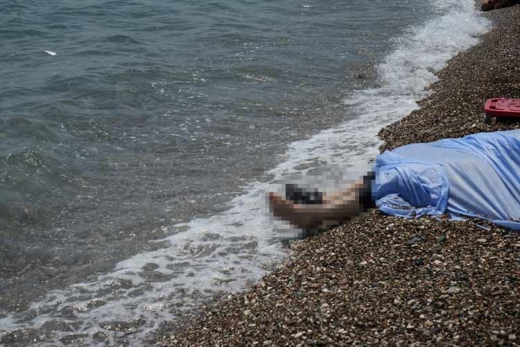 <p>Üzerinden kimlik çıkmayan <strong>50 yaşlarındaki adamın cenazesi,</strong> otopsi yapılmak üzere Antalya Adli Tıp Kurumu morguna kaldırıldı.</p>