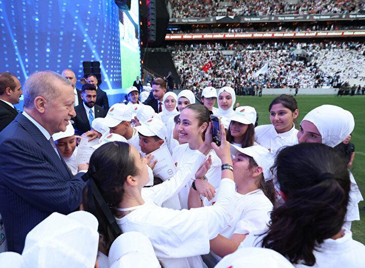 <p>Cumhurbaşkanı Recep Tayyip Erdoğan, Türkiye Gençlik Vakfı (TÜGVA) tarafından düzenlenen Yaz Okulu Final Programı’nda gençlerle bir araya geldi. Beşiktaş Tüpraş Stadyumu’nda on binlerce gencin coşkulu katılımıyla gerçekleşen programda görkemli bir koreografi damga vurdu.</p>
