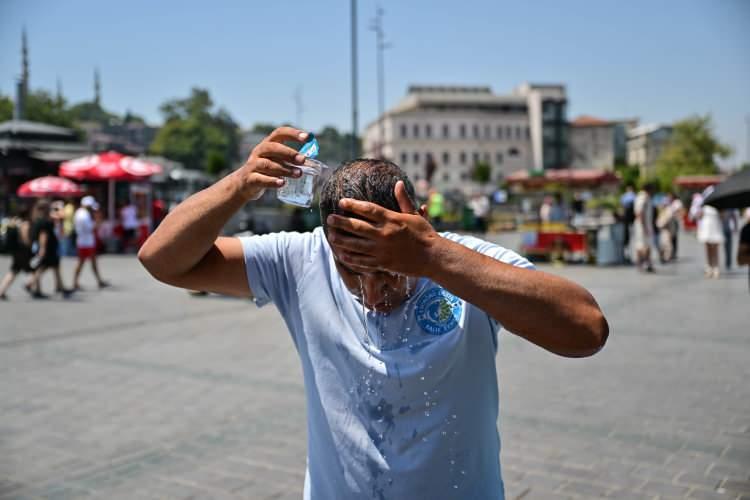 <p><span style="color:#FF0000"><strong>25 TEMMUZ EN SICAK GÜN OLDU</strong></span></p>
<p>25 Temmuz günü, 132 sıcaklık ölçüm merkezinde yapılan değerlendirmelerde, tüm zamanların en sıcak temmuz ayı kaydedildi. </p>