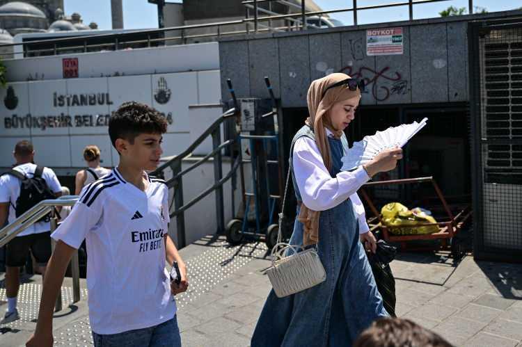 <p>Aynı gün, Şırnak’ın Silopi ilçesinde 50,5 derece ile Türkiye’de bugüne kadar ölçülen en yüksek sıcaklık değeri görüldü.</p>

<p>​</p>
