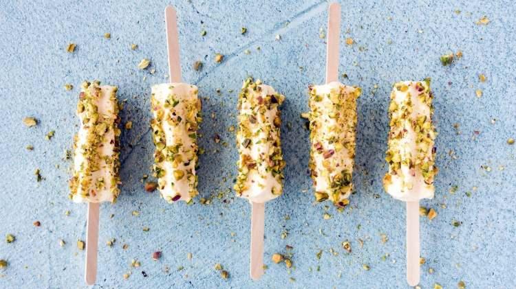 <p><span style="color:#B22222"><strong>8. Kulfi (Hindistan)</strong></span></p>

<p> </p>

<p>Hindistan’ın geleneksel dondurması olan kulfi, sütün kaynatılmasıyla elde ediliyor. Fıstık, safran veya mango gibi aromalarla zenginleştirilen bu tatlı, kalıplarda dondurularak Hindistan'ın her yerinde rahatlıkla bulunabiliyor. Diğer dondurmalardan farkı ise daha sert ve yoğundur.</p>

<p> </p>

<p> </p>
