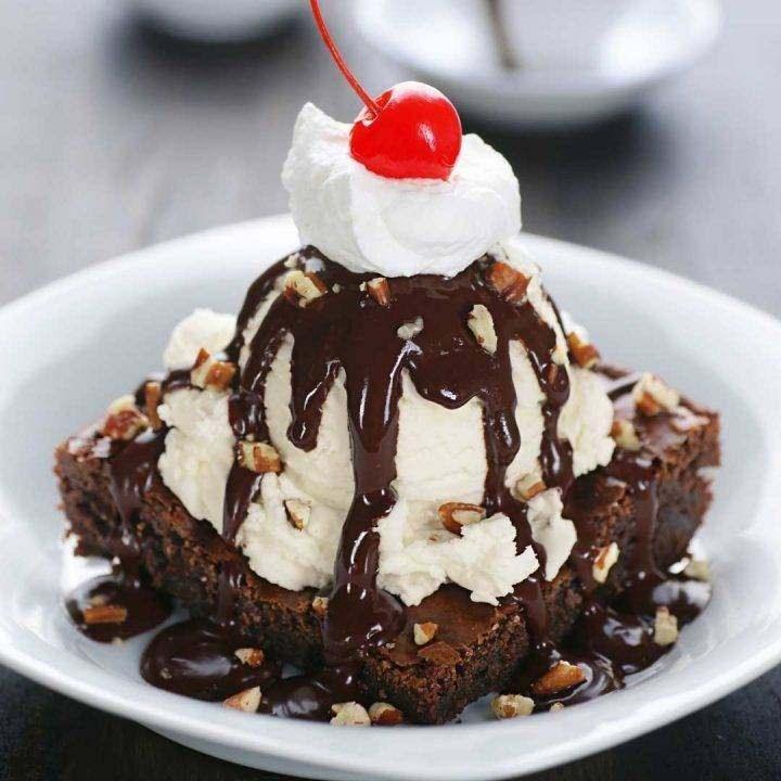 <p><span style="color:#B22222"><strong>7. Brownie Sundae (ABD)</strong></span></p>

<p> </p>

<p>Çikolata severlerin çok sevdiği brownie sundae, sıcak brownie dilimlerinin üzerine yerleştirilen vanilyalı dondurma ile hazırlanıyor. </p>
