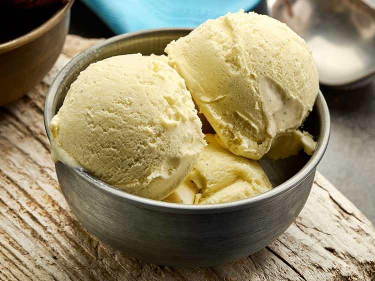 <p><span style="color:#B22222"><strong>4. Clotted Cream Ice Cream (İngiltere)</strong></span></p>
<p> </p>
<p>İngiltere’ye özgü bu dondurma türü, krema oranı oldukça yüksek olan “clotted cream” (yoğun kıvamlı krema) ile hazırlanır.</p>
<p> </p>
<p> </p>