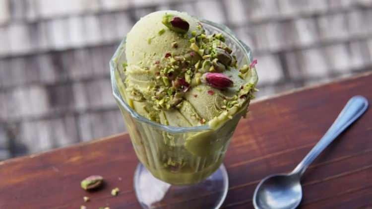 <p><span style="color:#B22222"><strong>3.Gelato al Pistacchio (İtalya)</strong></span></p>

<p> </p>

<p>İtalyan dondurmasının en iddialı temsilcilerinden biri olan fıstıklı gelato, düşük hava oranı ve yoğun kıvamıyla öne çıkar. </p>
