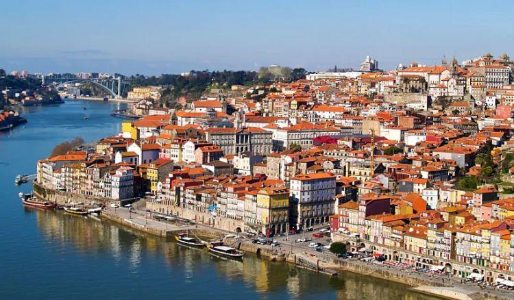 <p><span style="color:#B22222"><strong>Portekiz (71.42)</strong></span></p>
<p> </p>
<p>İkinci sırada yer alan Portekiz, bağlayıcı ve saldırgan mizahla dikkat çekiyor. Sıcak ve zeki esprilerle sosyalleşmeyi seven Portekizliler, duygusal zekalarıyla öne çıkıyor.</p>