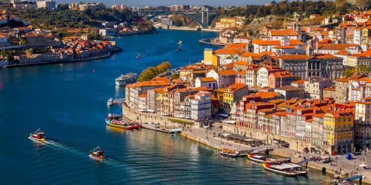 <p><span style="color:#B22222"><strong>Portekiz (71.42)</strong></span></p>
<p> </p>
<p>İkinci sırada yer alan Portekiz, bağlayıcı ve saldırgan mizahla dikkat çekiyor. Sıcak ve zeki esprilerle sosyalleşmeyi seven Portekizliler, duygusal zekalarıyla öne çıkıyor.</p>