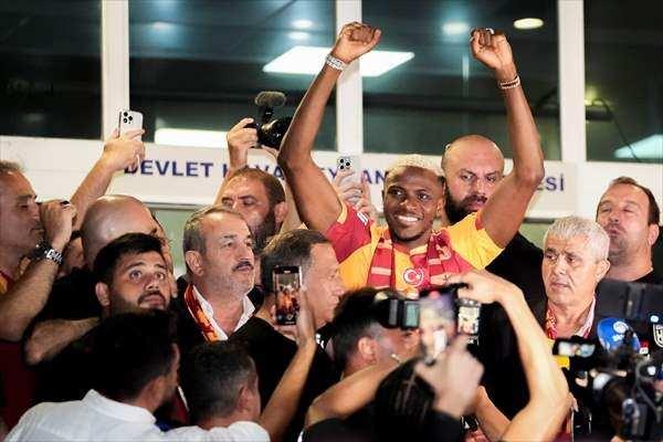 <p>Pasaport işlemlerinin ardından taraftarla buluşan Victor Osimhen, "üçlü" olarak tabir edilen tezahüratı yatırdı. Sarı-kırmızılı büyük buket çiçek verilen Osimhen, daha sonra bayrak sallayarak taraftarı coşturdu.</p>

