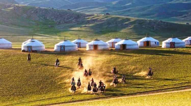 <p><span style="color:#B22222"><strong>3)  MOĞOLİSTAN</strong></span></p>
