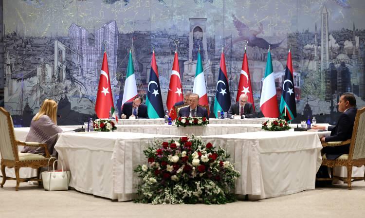 <p>Basına kapalı gerçekleştirilen görüşmede, Erdoğan'a Dışişleri Bakanı Hakan Fidan, Milli İstihbarat Teşkilatı Başkanı İbrahim Kalın ve Cumhurbaşkanı Dış Politika ve Güvenlik Başdanışmanı Akif Çağatay Kılıç eşlik etti. </p>