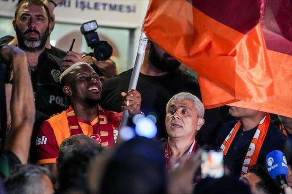 <p>Osimhen, engelli taraftarlarla fotoğraf çekilmesinin ardından havalimanından ayrıldı.</p>
