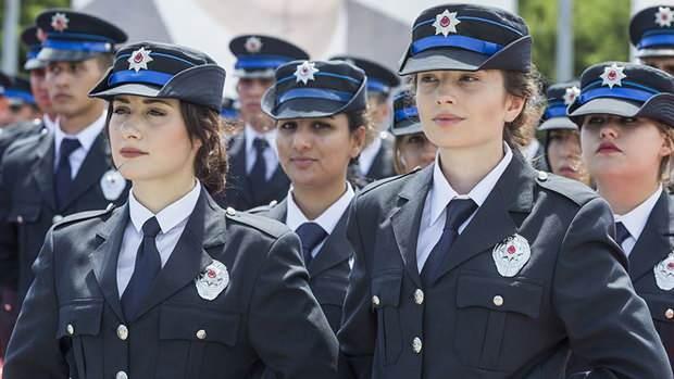 <p><strong>POLİS MEMURU OLACAKLAR</strong></p>

<p> </p>

<p>Yapılacak sınavlaın ardından başarılı olanlar, Polis Meslek Yüksekokullarında eğitim görecek.</p>
