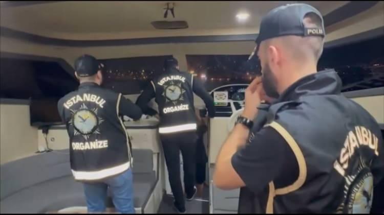<p>15 Temmuz Şehitler Köprüsü ile Fatih Sultan Mehmet Köprülerine lazer gösterimi yaparak suç örgütlerinin propagandasını yapan organizasyon şirketleri ve tekneler, 30 Temmuz’da karadan ve denizden düzenlenen denetimle tespit edildi.</p>