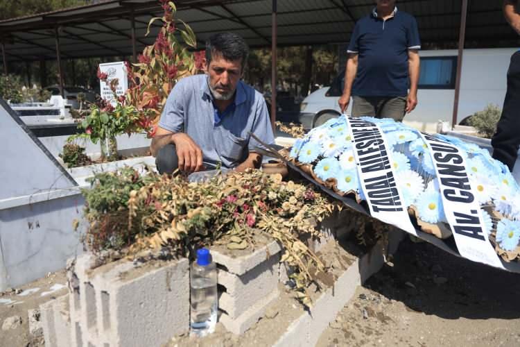 <p>Eşinin ölümünden 8 ay sonra kalp krizi sonucunda evladını kaybeden acılı baba Murat Tadal, kendisinin hastaneye gittiğinde oğlunun kalp krizinden öldüğünü öğrendiğini söyledi.</p>
